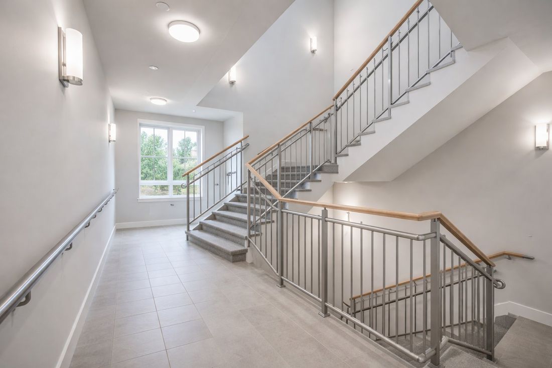 Escalera de comunidad de vecinos recién pintada en Tarragona