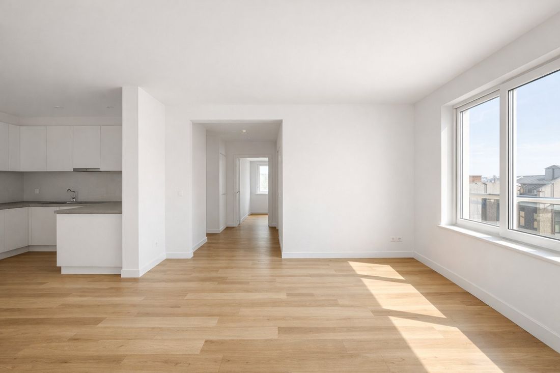 Piso recién pintado con paredes blancas y acabado profesional en Tarragona